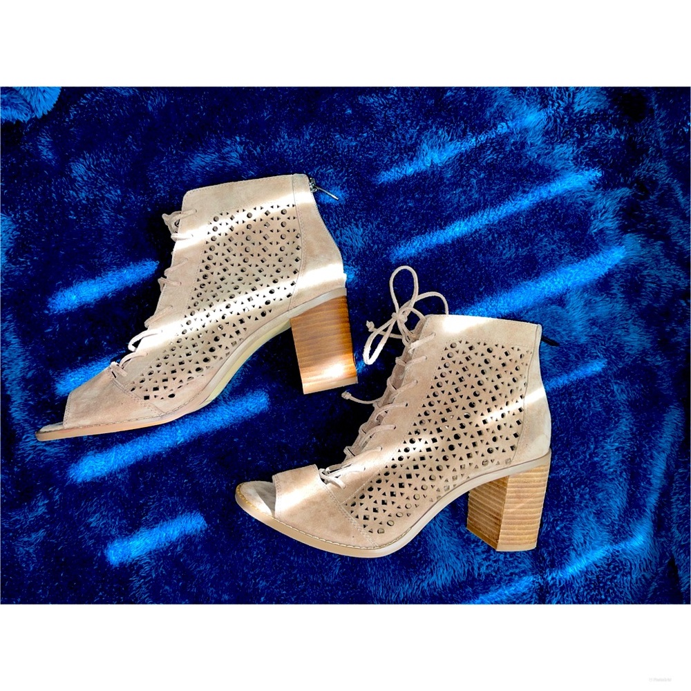 Vince Camuto Sandal with heel